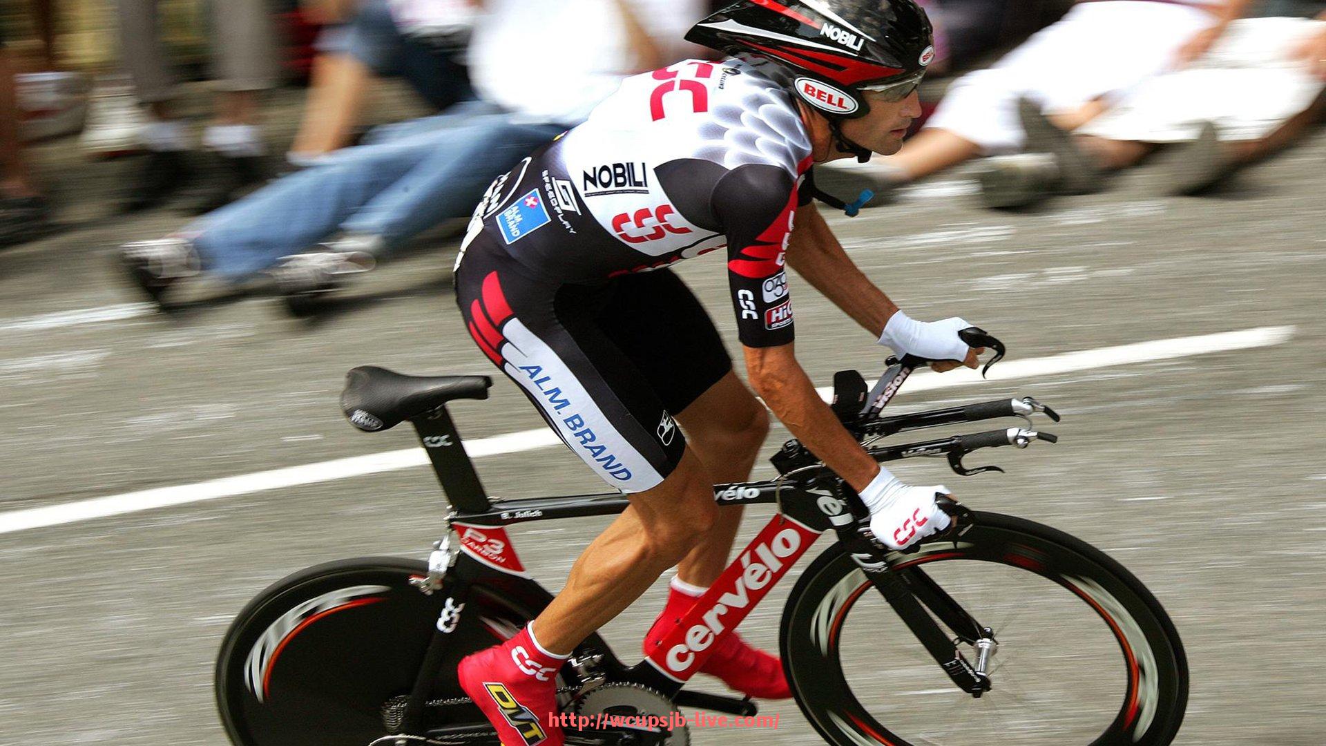 世俱杯直播-世俱杯球衣耐汗材料应用与高温赛事防护研究